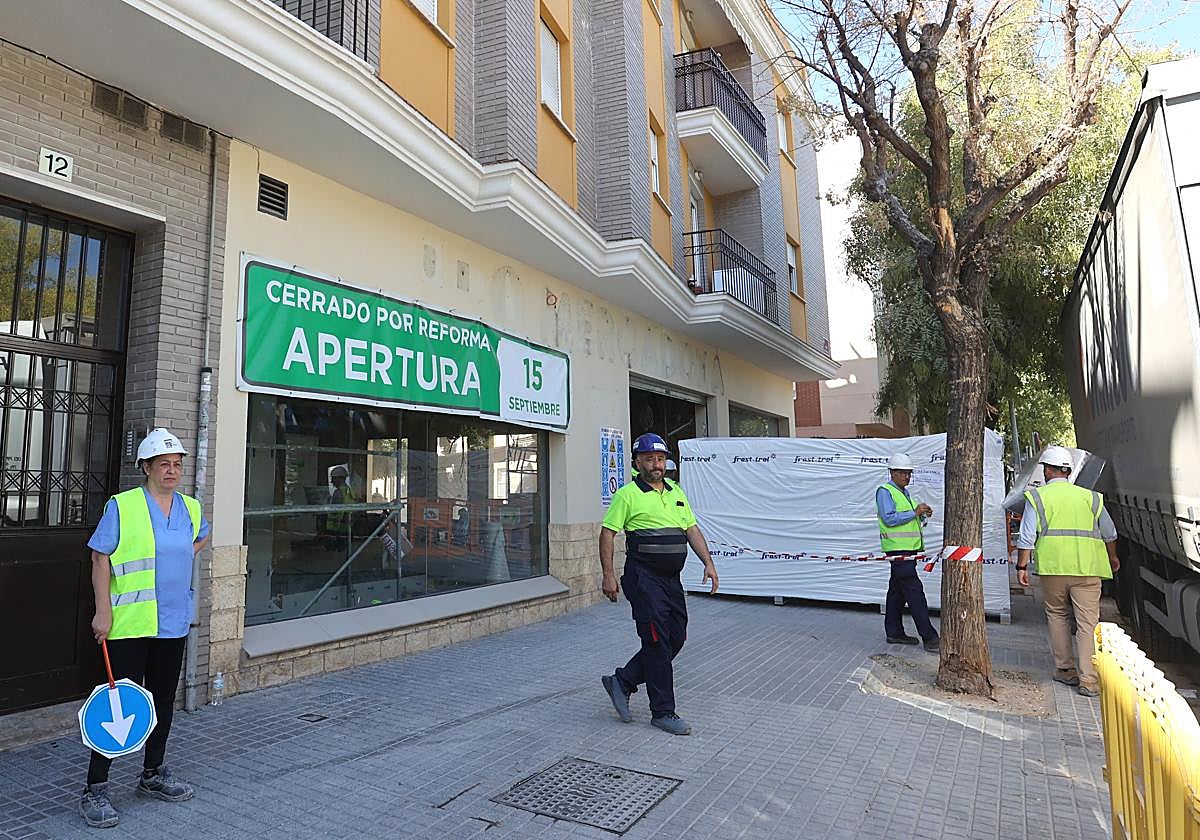 Trabajadores, ayer en la obra del súper de Mercadona en Ronda de la Manca