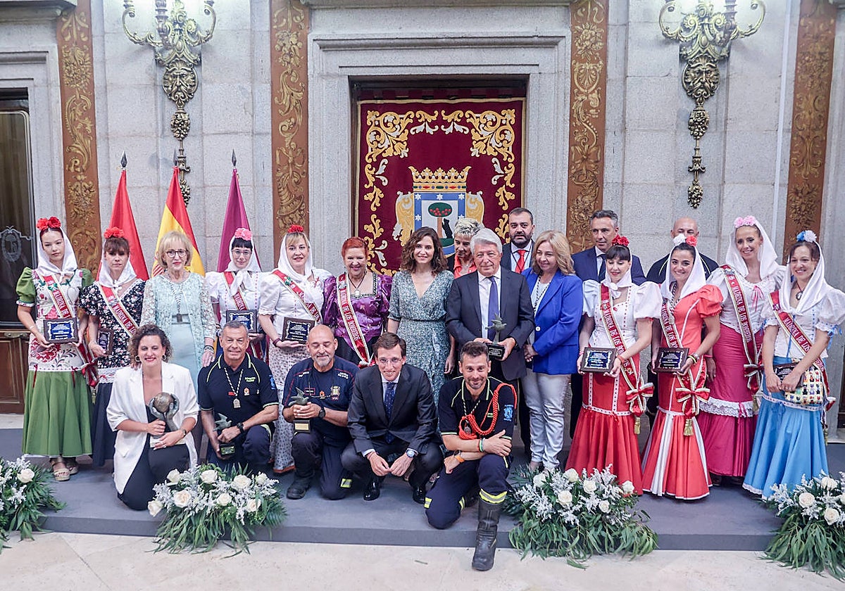 Foto de familia de los homenajeados, esta mañana, en el patio de Cristales de la Casa de la Villa