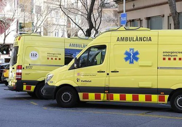 Fotografía de archivo de dos ambulancias del servicio de Urgencias 112