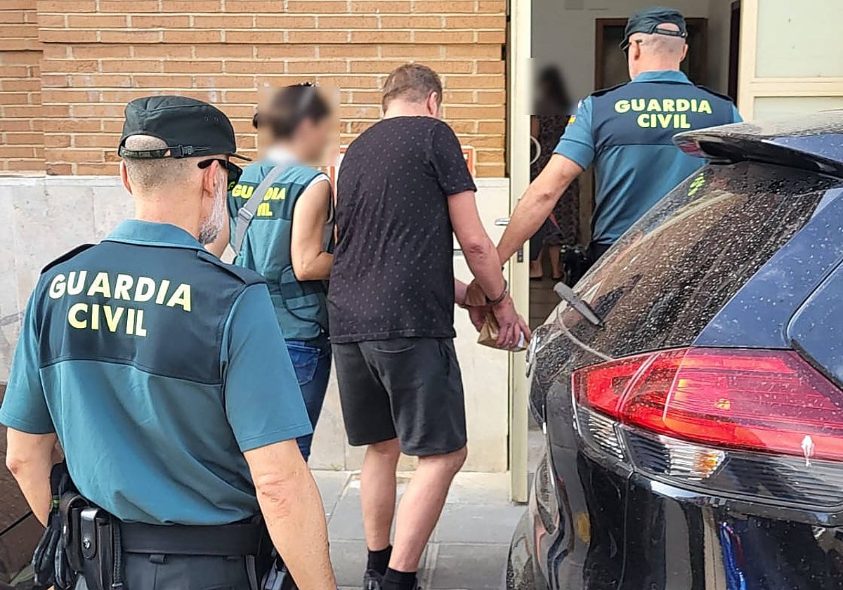 Imagen de la Guardia Civil llevándose esposado al presunto homicida