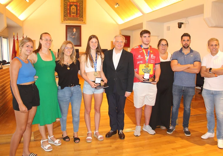 Fotografía de familia con los dos homenajeados