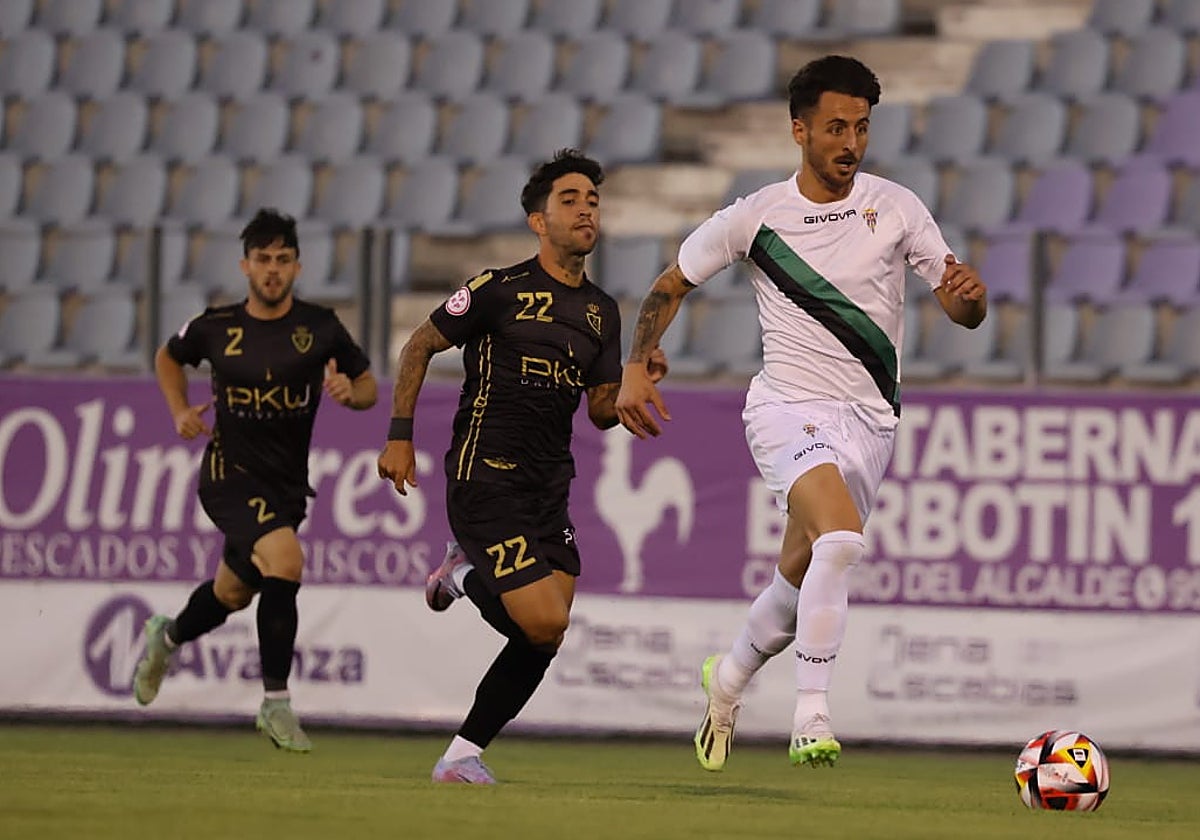 Adri Castellano persigue el balón durante el partido ante el Real Jaén