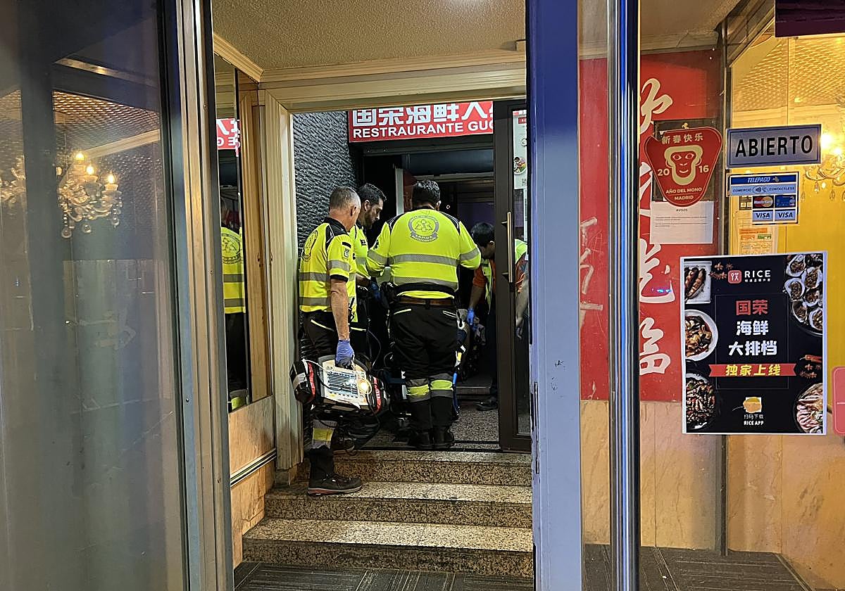 El grupo de Samur entra al local donde se encontraba el herido