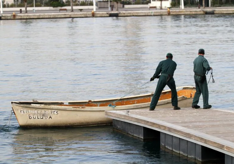 Imagen de archivo de un barco en el Puerto de Alicante