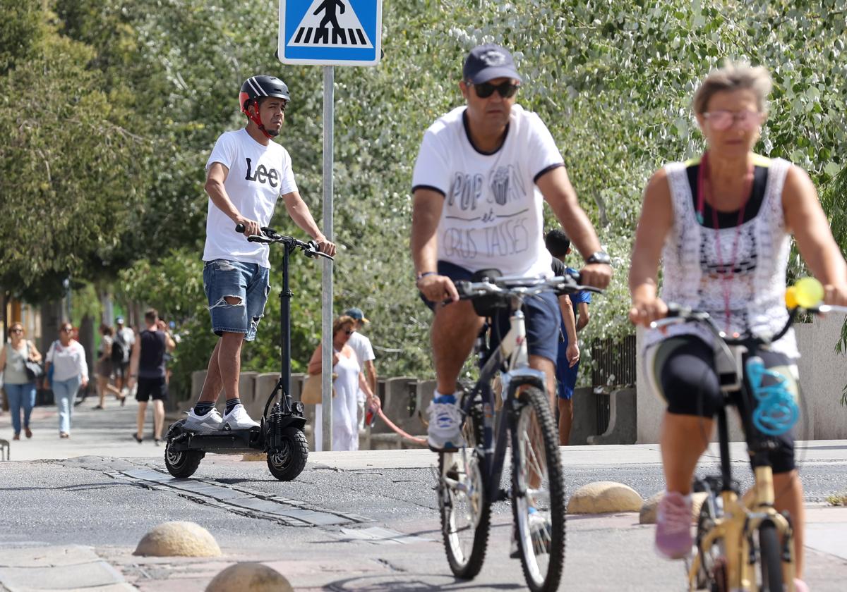 El conductor de un patinete, ayer en la Ribera