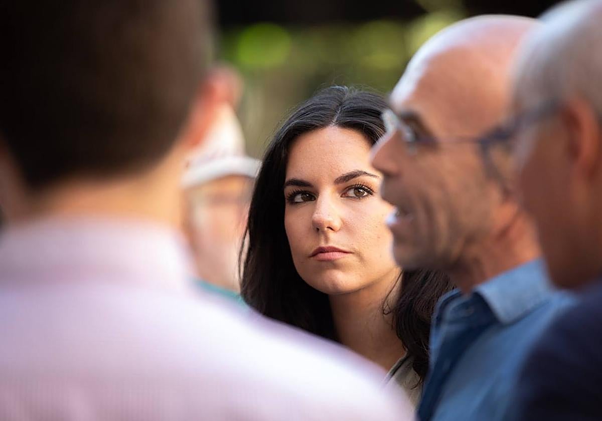 La nueva portavoz de Vox en el Congreso, Pepa Millán, observa a Jorge Buxadé, vicepresidente del partido