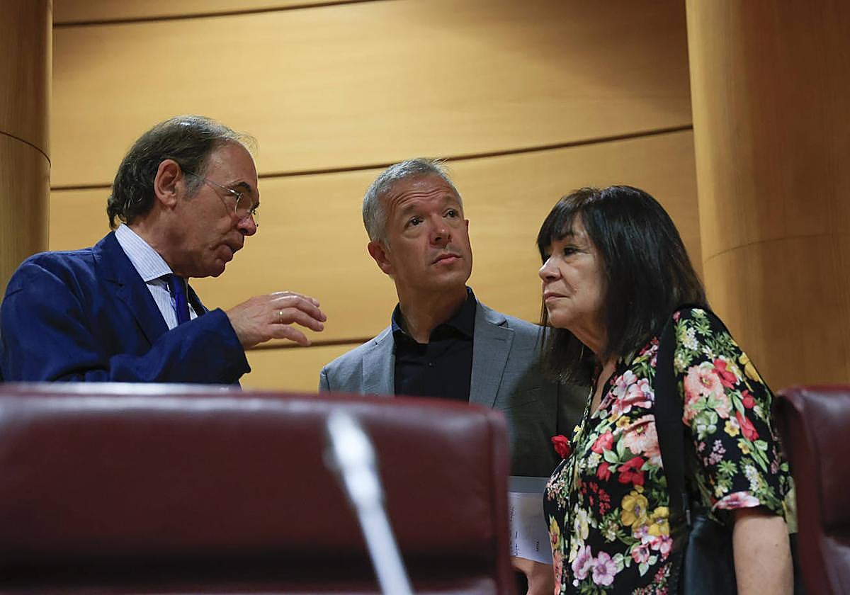 El presidente del Senado en funciones, Ánder Gil (c); la vicepresidenta primera en funciones, María Cristina Narbona (d), y el vicepresidente segundo en funciones, Pío García-Escudero