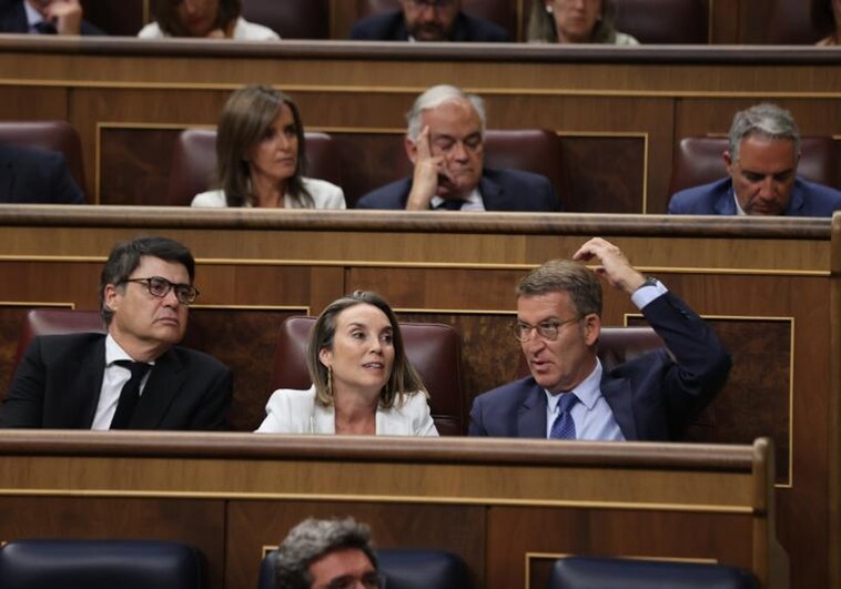 Alberto Núñez Feijóo y Cuca Gamarra en primera fila del Grupo Parlamentario popular este jueves