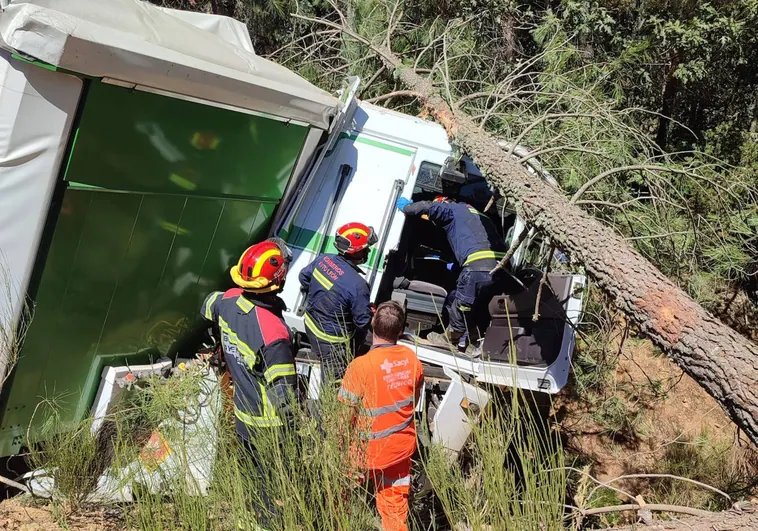 Un camión y dos coches, implicados en un espectacular accidente de tráfico en Rioseco de Tapia (León)