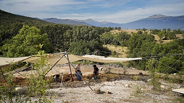 El paraje, con el Peñalara de fondo, en el que trabajan