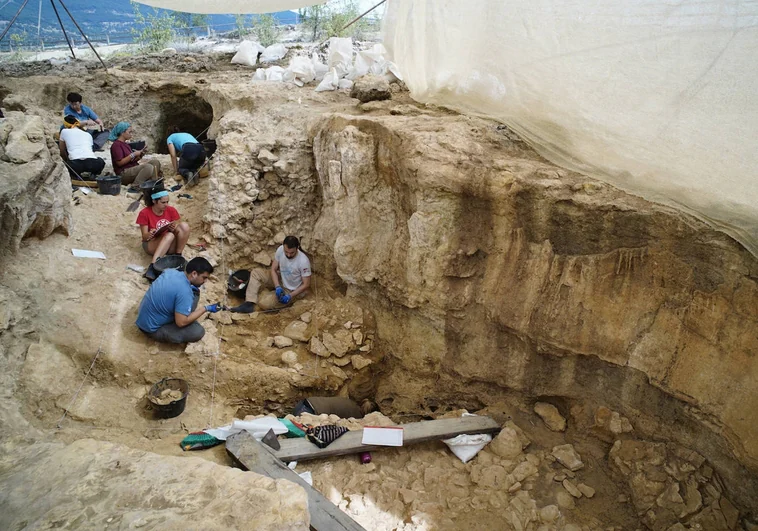 Investigadores trabajan en la Cueva Descubierta del Valle de los Neandertales