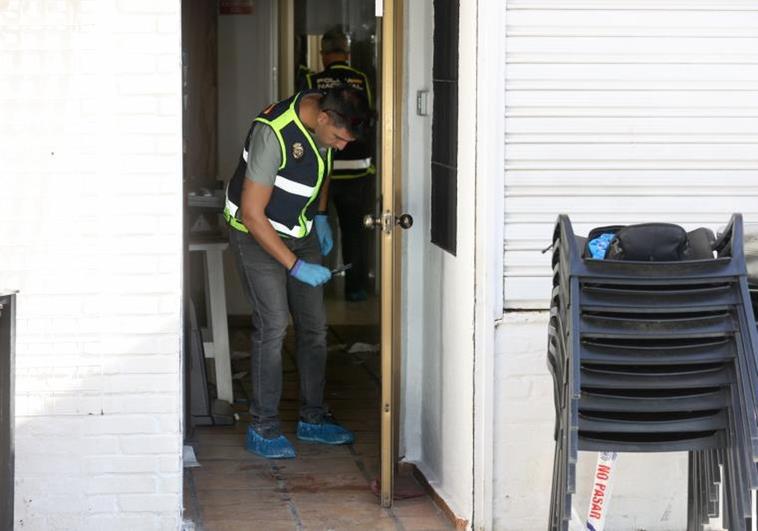 Un agente de la Policía Judicial recaba muestras en el lugar del apuñalamiento en Córdoba