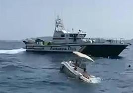 La Guardia Civil rescata a una familia cuando su barco se hundía en las Islas Medes