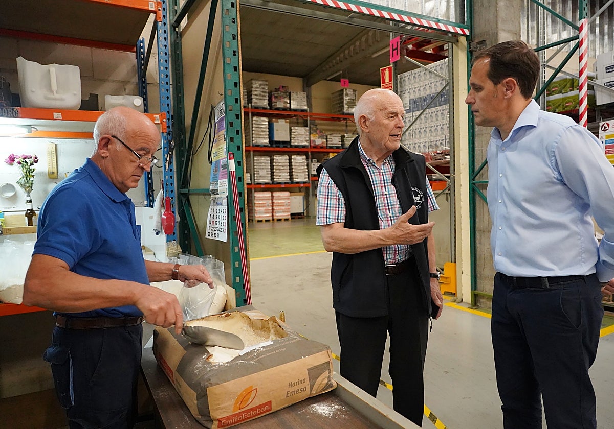 El presidente del Banco de Alimentos de Valladolid junto al presidente de la Diputación provincial en la sede de la entidad en la capital vallisoletana