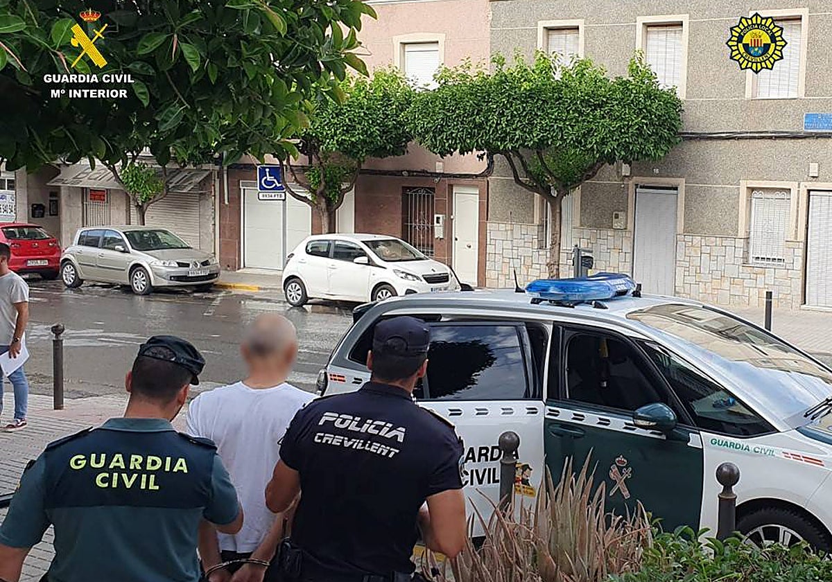 Imagen de la Guardia Civil y la Policía Local de Crevillent llevándose detenido al presunto traficante