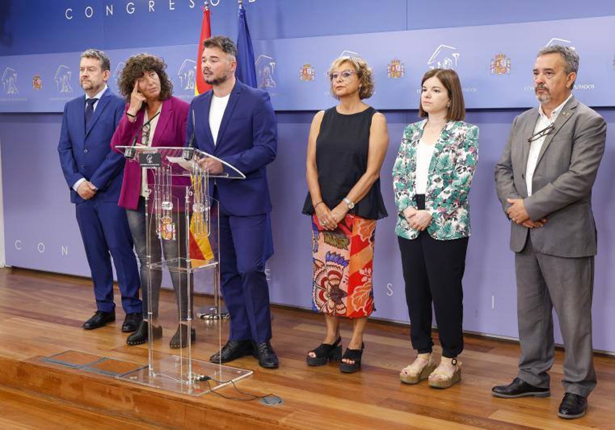 Rufián y otros diputados de ERC este jueves anunciando su acuerdo con el PSOE para «desjudicializar» el 1-O