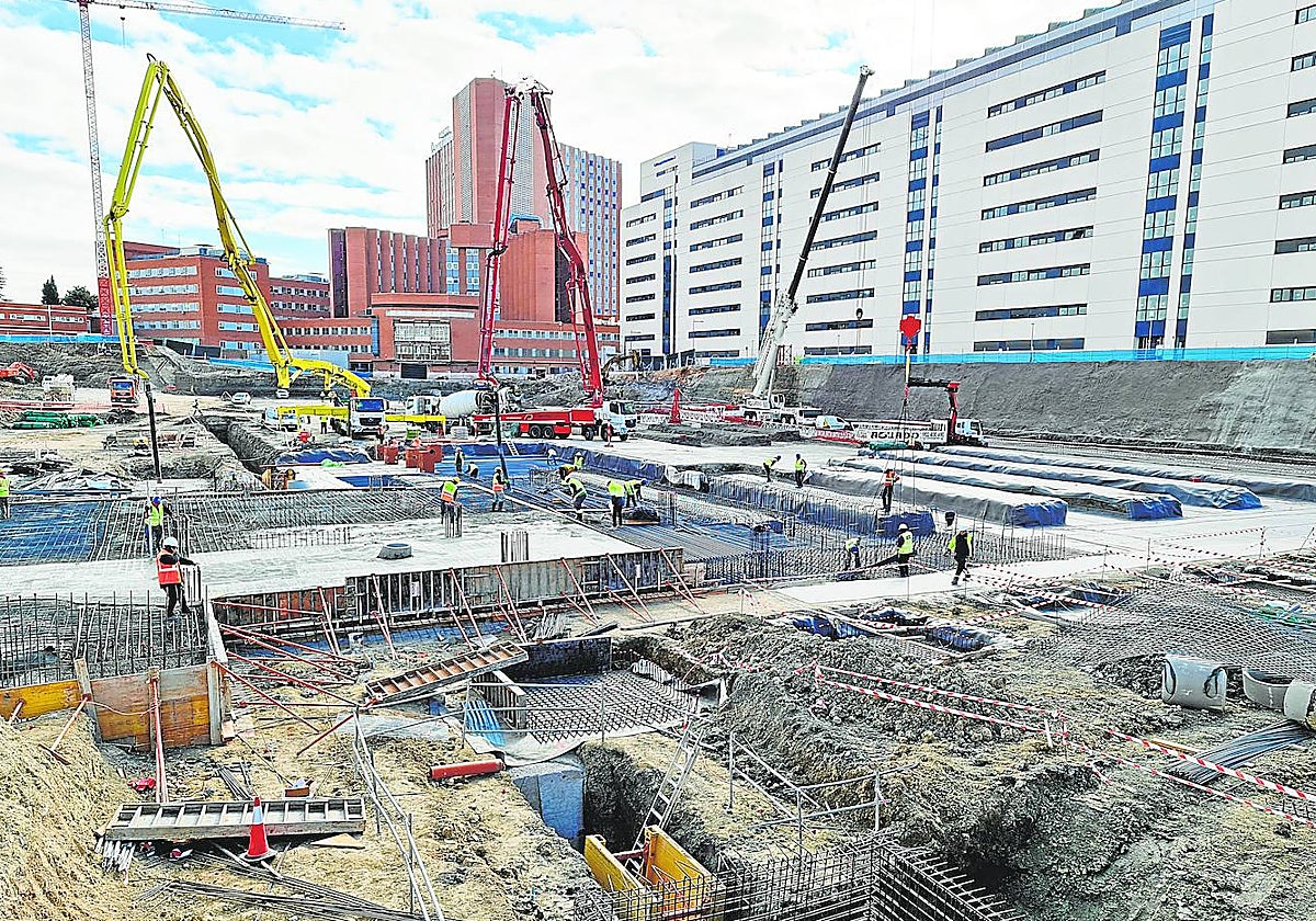 El nuevo edificio de hospitalización (blanco), junto al antiguo
