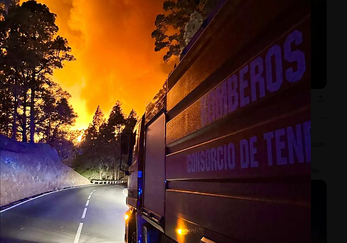 Un camión ded bomberos en ruta hacia la zona del incendio en Tenerife