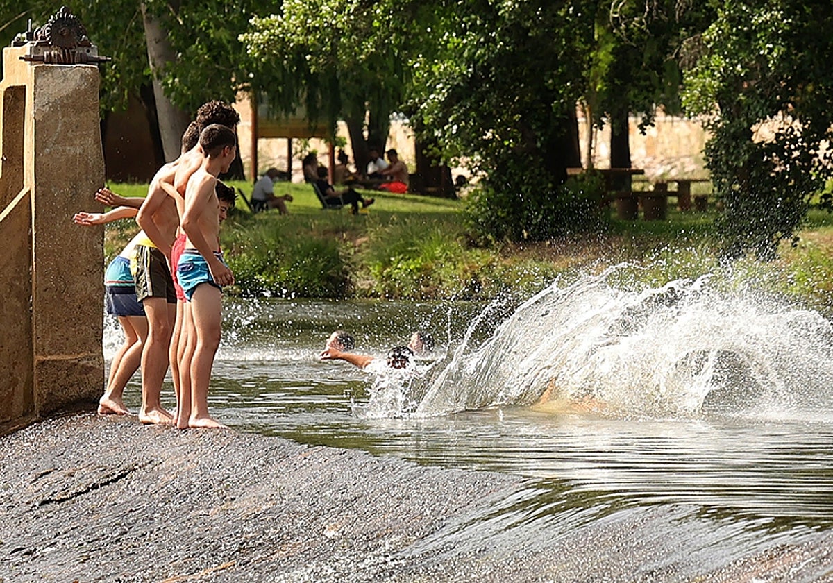 Varios bañistas en  Ciudad Rodrigo en una imagen de archivo