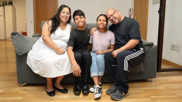 La familia Flores posa feliz en su nuevo hogar obtenido por la ONG Provivienda en Toledo