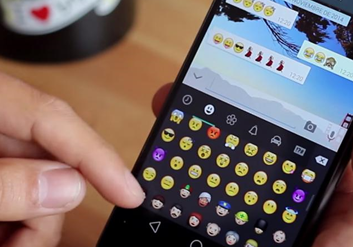 Imagen de archivo de un móvil con emoticonos