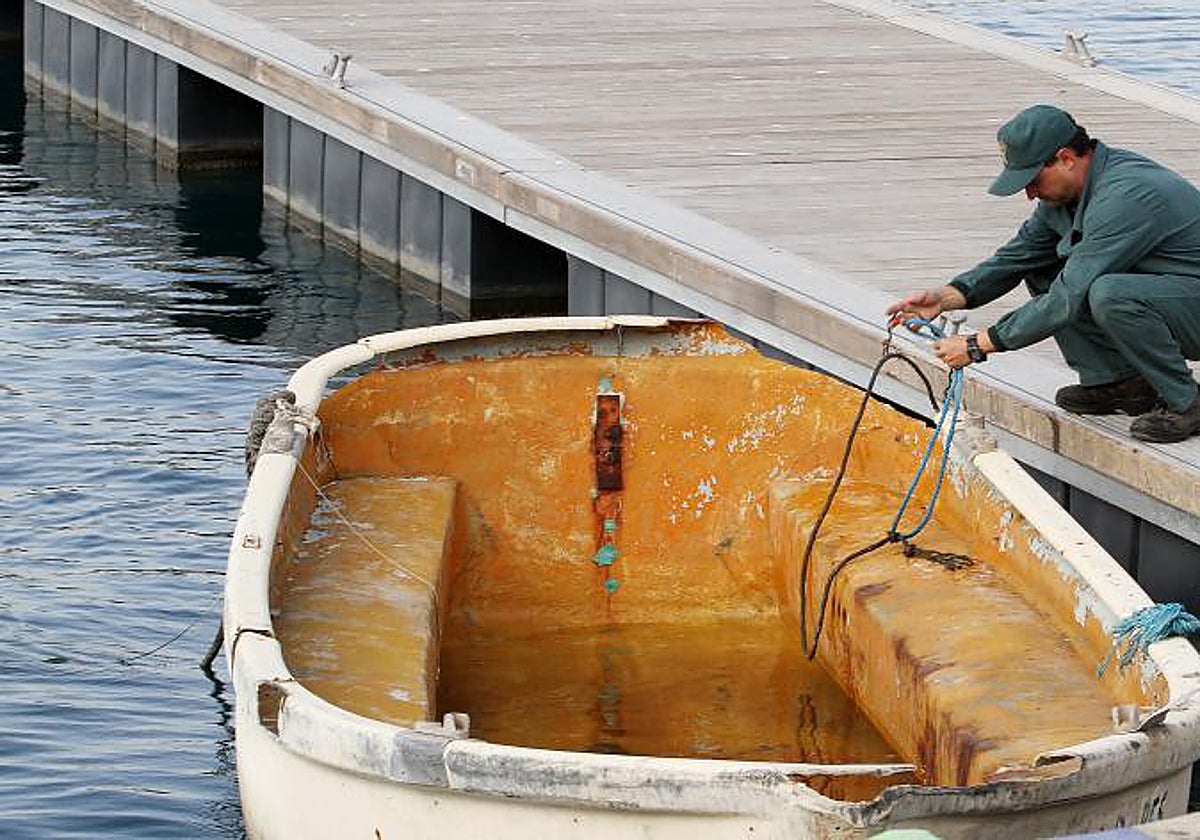 Imagen de archivo de una patera en el puerto de Alicante