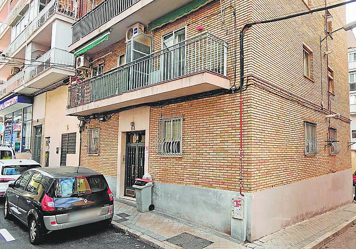 La fachada de la que cayó el joven, en la calle de San Fidel, 68