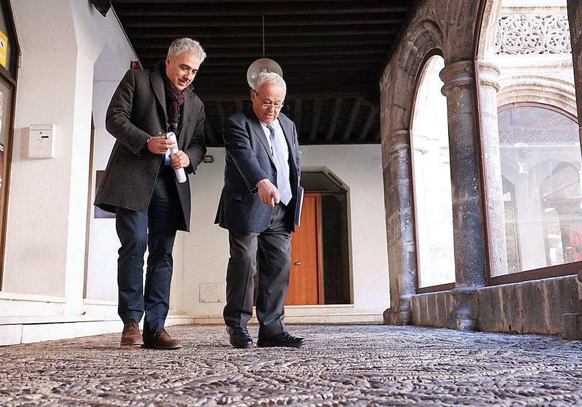 El consejero de Cultura, Turismo y Deporte, Gonzalo Santonja, durante la presentación de la restauración del pavimento de la planta baja del claustro del Convento de Santa Cruz de Comendadores de Santiago, el pasado noviembre