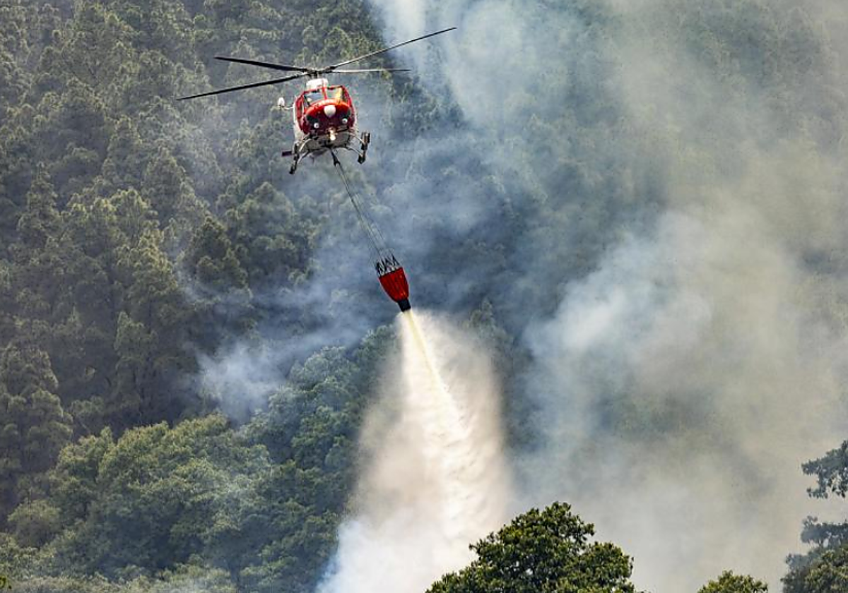 Un helicóptero ataca el fuego en La Orotava, Tenerife