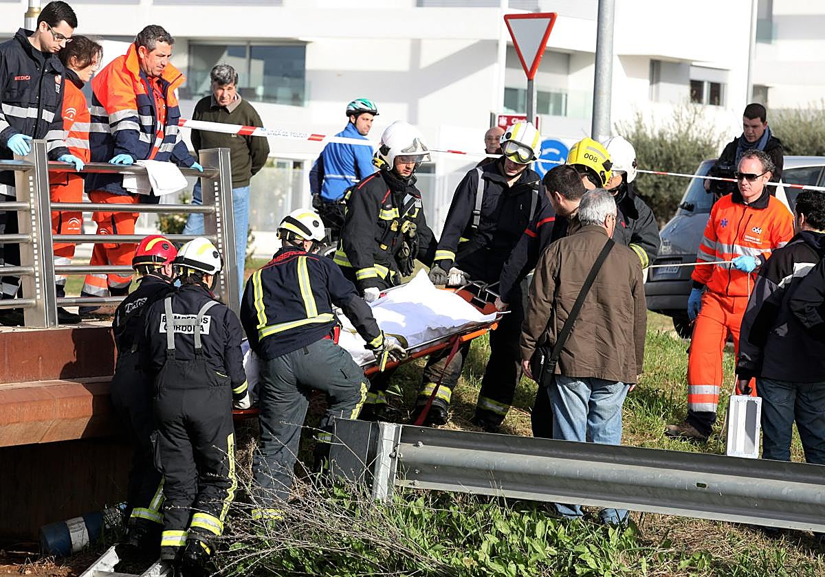 Rescate del cuerpo de una persona que se suicidó en la capital