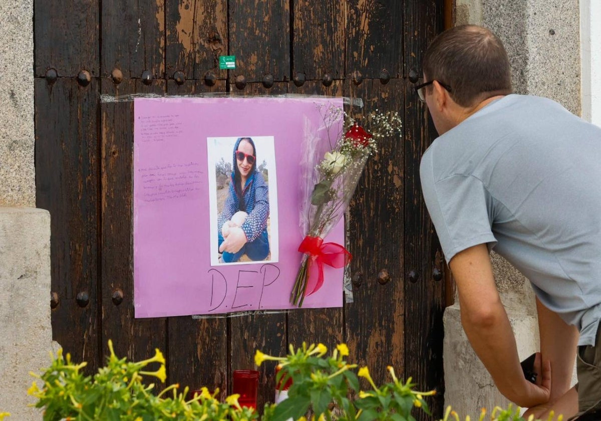 Un hombre observa el cartel colocado en memoria de una mujer asesinada