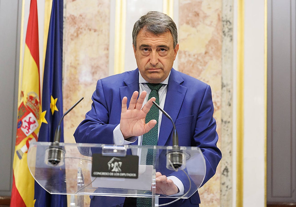 Aitor Esteban durante su comparecencia en el Congreso tras la sesión de constitución de las Cortes