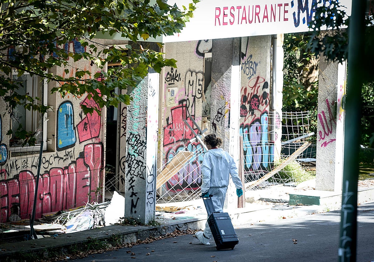 Agente de la Policía Científica entrando al lugar de los hechos