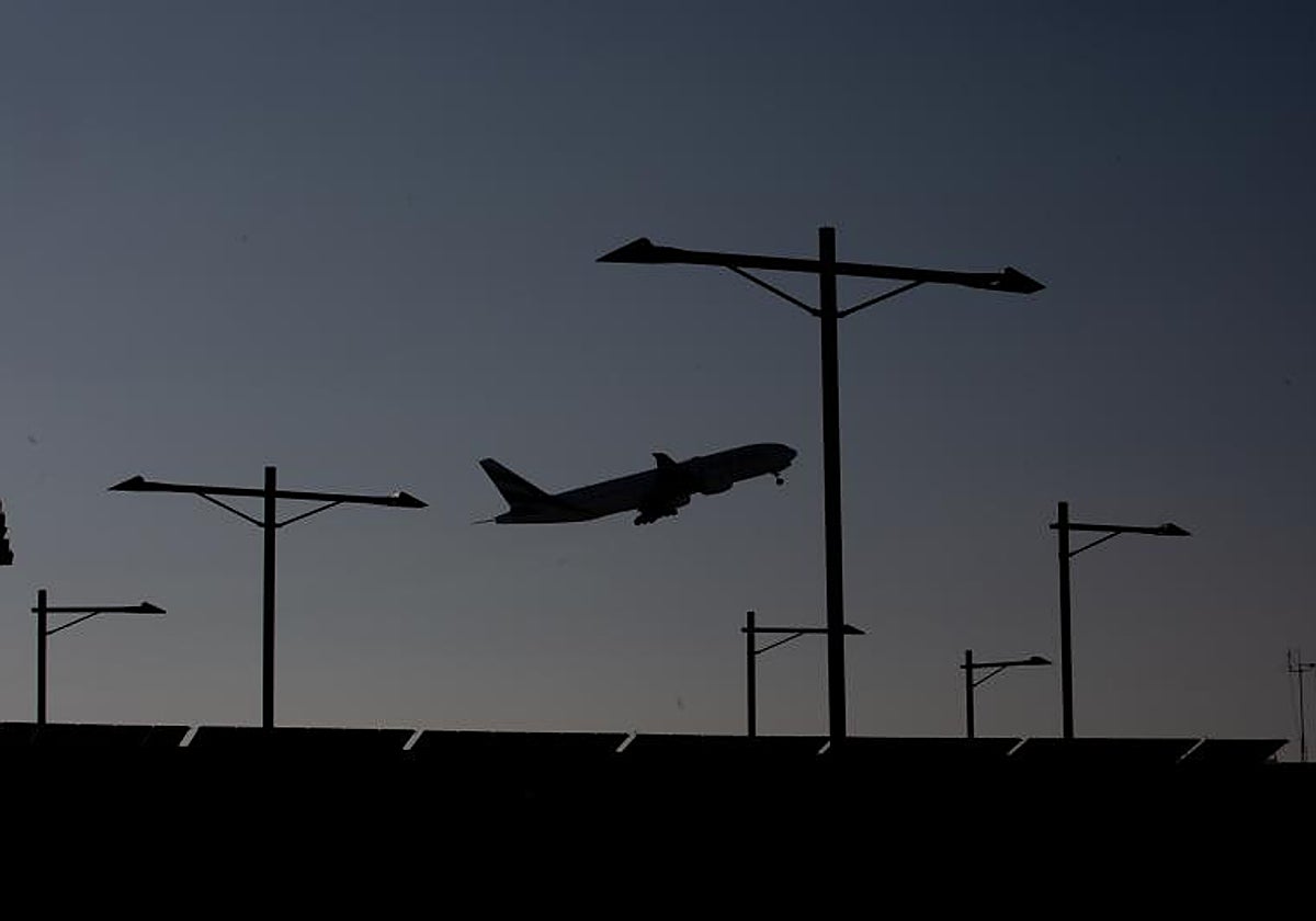 Un avión sobrevuela el Aeropuerto de El Prat