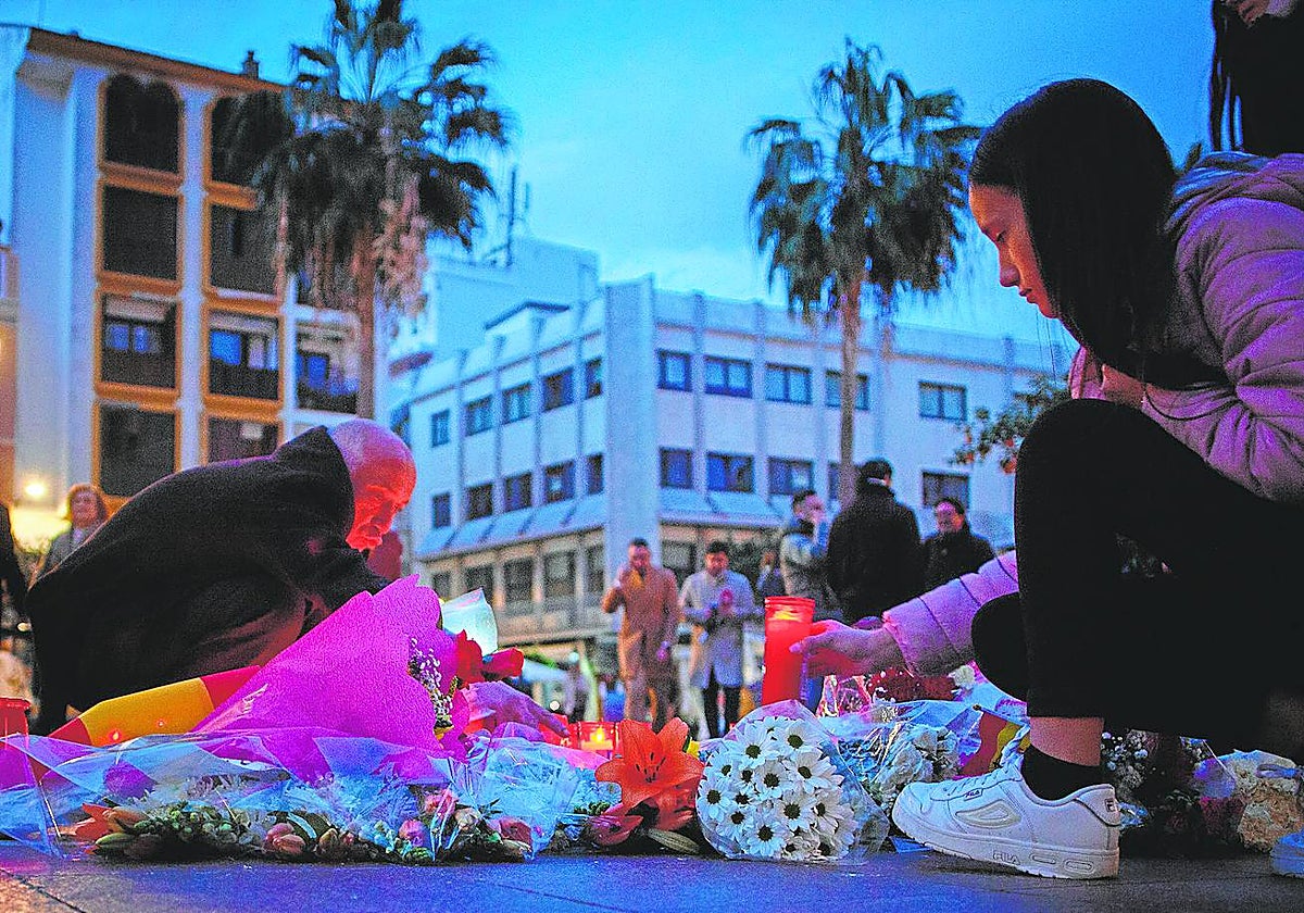 Unas velas recuerdan a las víctimas del terrorismo en un acto de homenaje público