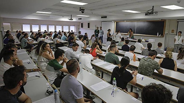 Una clase de alumnos durante un examen de la oposición para un puesto en la Administración Pública del Estado