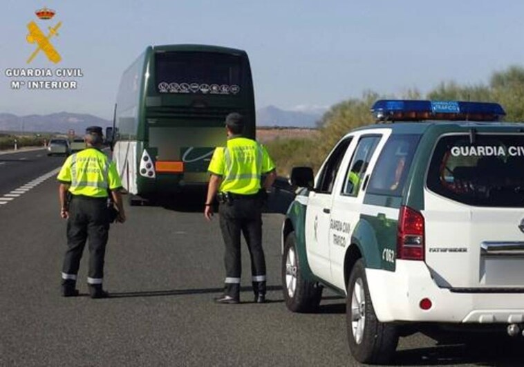 Imagen de archivo de la Guardia Civil tras inmovilizar un autobús