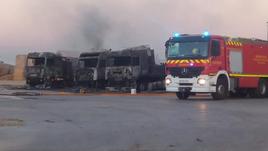 Un incendio en una explotación ganadera en Carriches quema tres camiones cargados de paja