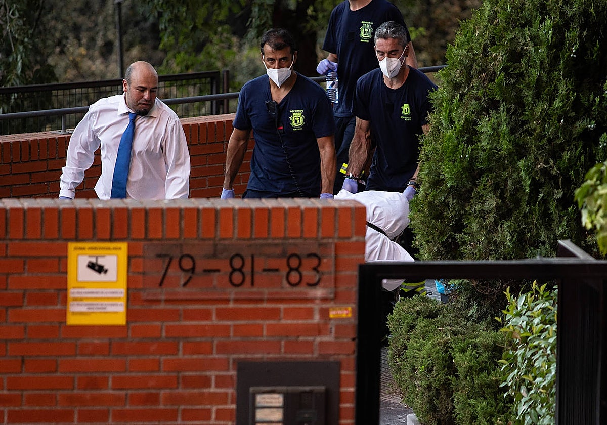 Los servicios funerarios retiran uno de los cadáveres de Moratalaz