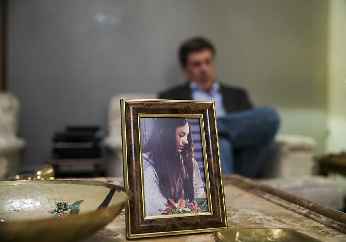 En el fondo tras la fotografía de Diana Quer, Juan Carlos Quer, el padre de la joven secuestrada y asesinada hace siete años