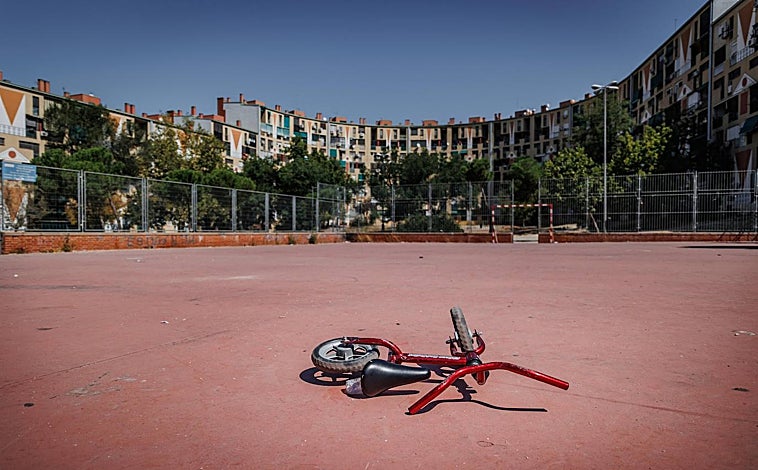 Imagen principal - La vida diaria en el complejo de viviendas del Ruedo