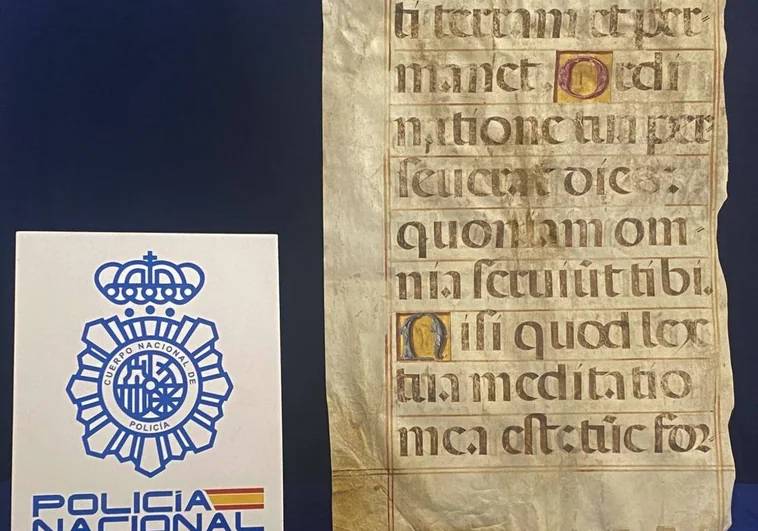 Hoja del manuscrito del siglo XVI recuperada por la Policía Nacional