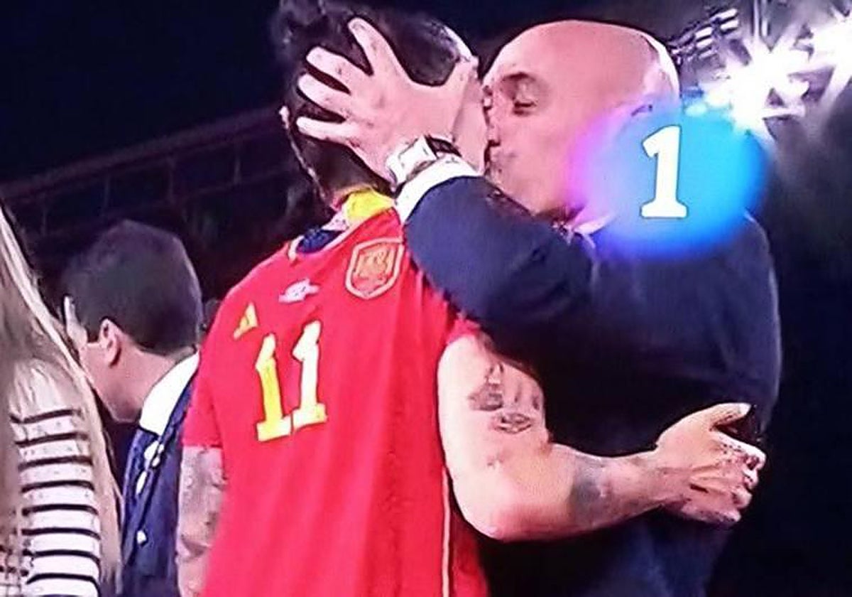 Imagen del beso de Luis Rubiales a Jenni Hermoso durante la entrega de medallas