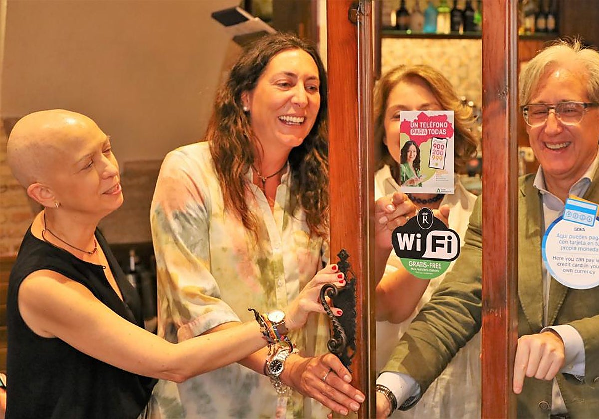 Loles Lopez y Olga Carrión muestran la nueva imagen de este servicio