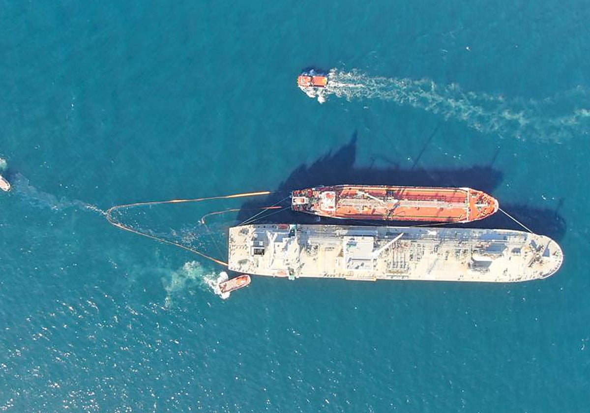 Imagen del petrolero y embarcaiones auxiliares tras el vertido