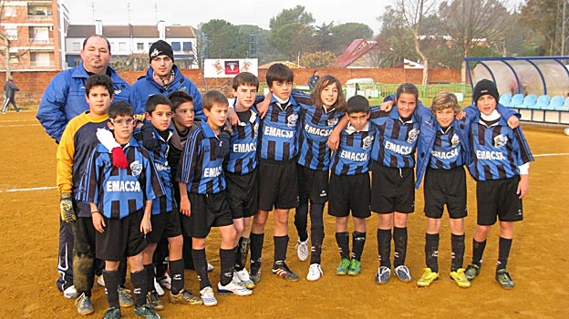 Rocío Gálvez (tercera por la izquierda) con su equipo del Deportivo Córdoba