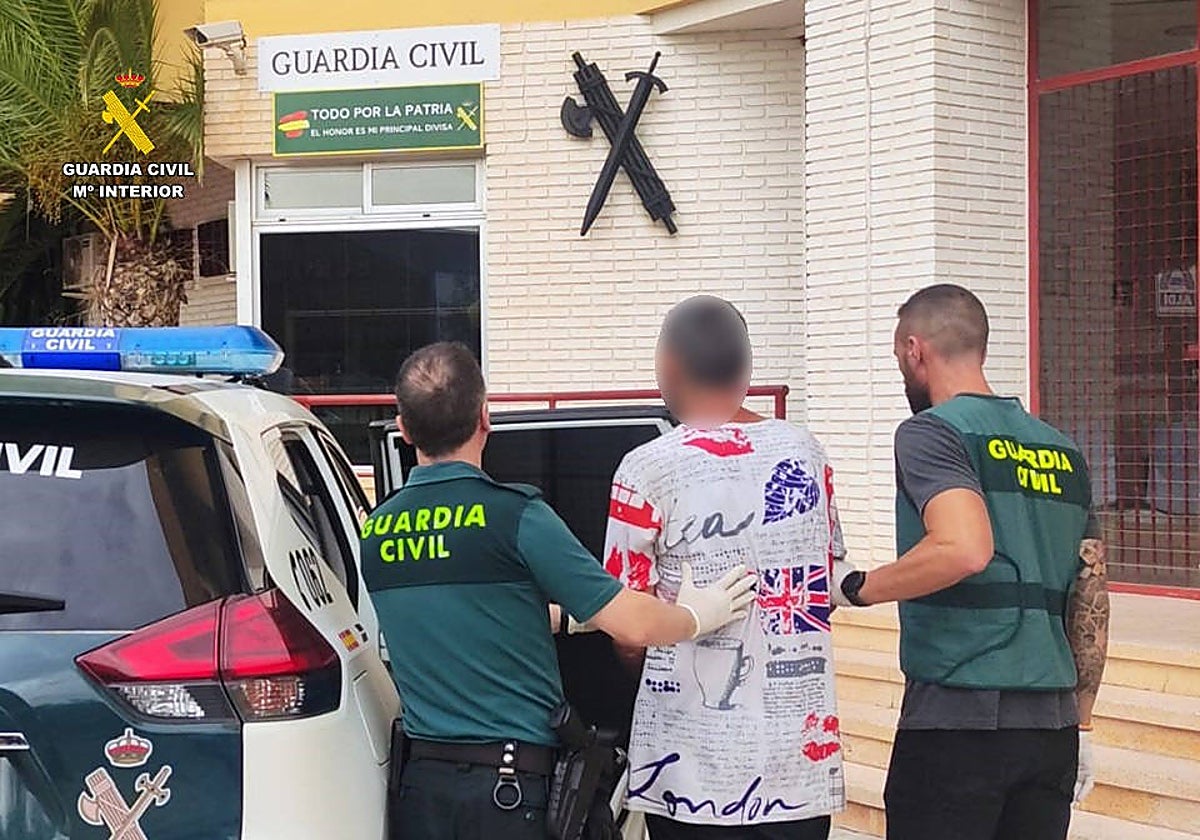 Imagen de la Guardia Civil con el detenido por el robo en una vivienda de Aspe