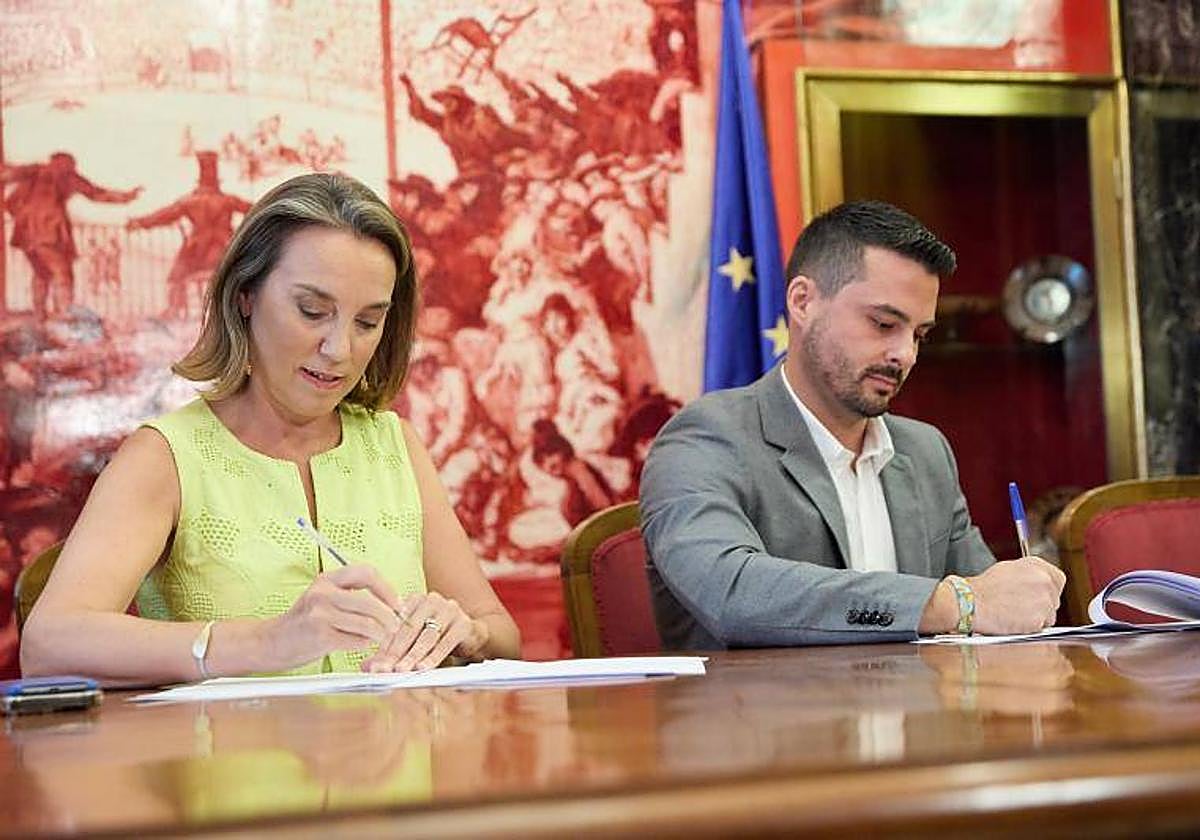 La secretaria general del PP, Cuca Gamarra, durante la firma del pacto con Coalición Canaria
