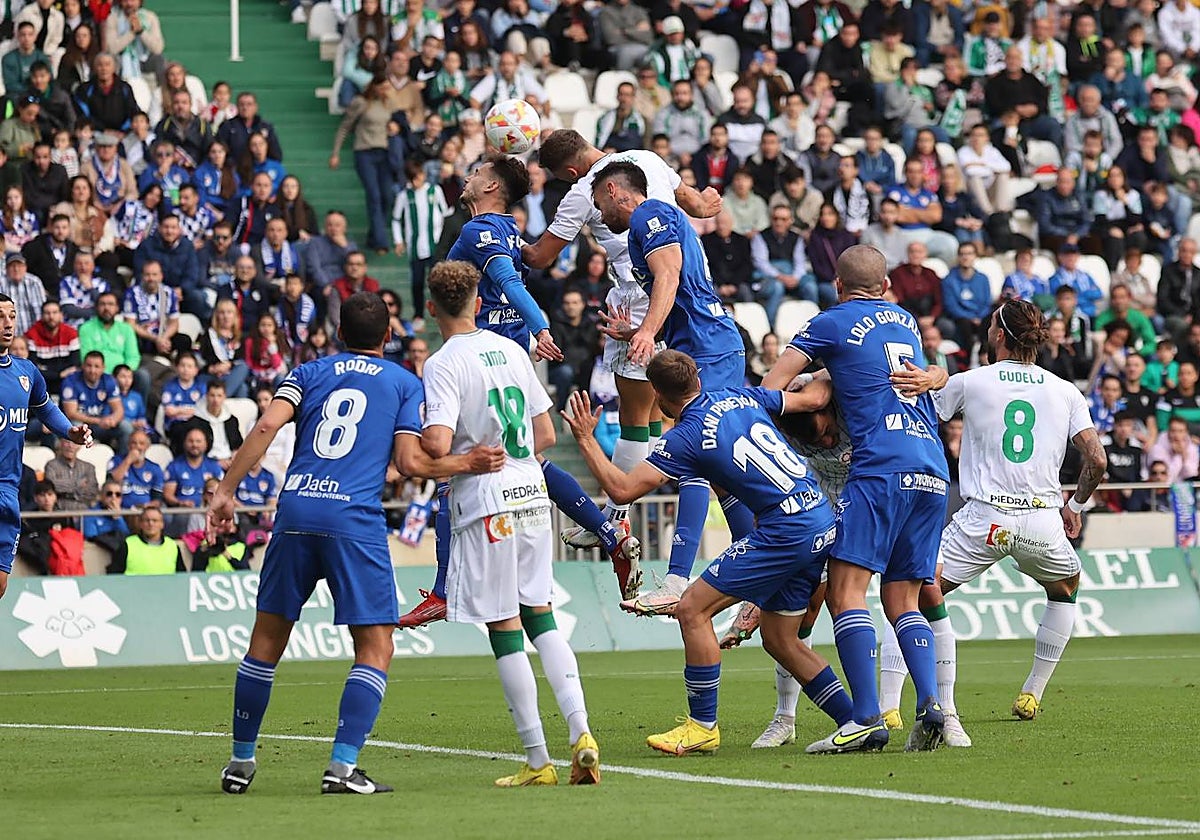 Los jugadores del Córdoba durante el partido ante el Linares la pasada temporada
