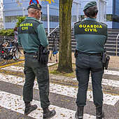 Una treintena de policías desalojan a un hombre atrincherado con un cuchillo